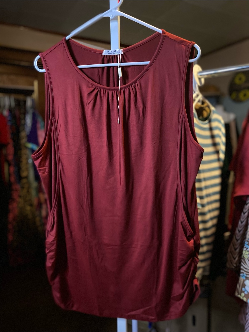 Ekouaer Sleeveless Scoop Neck Tank Top in Burgundy